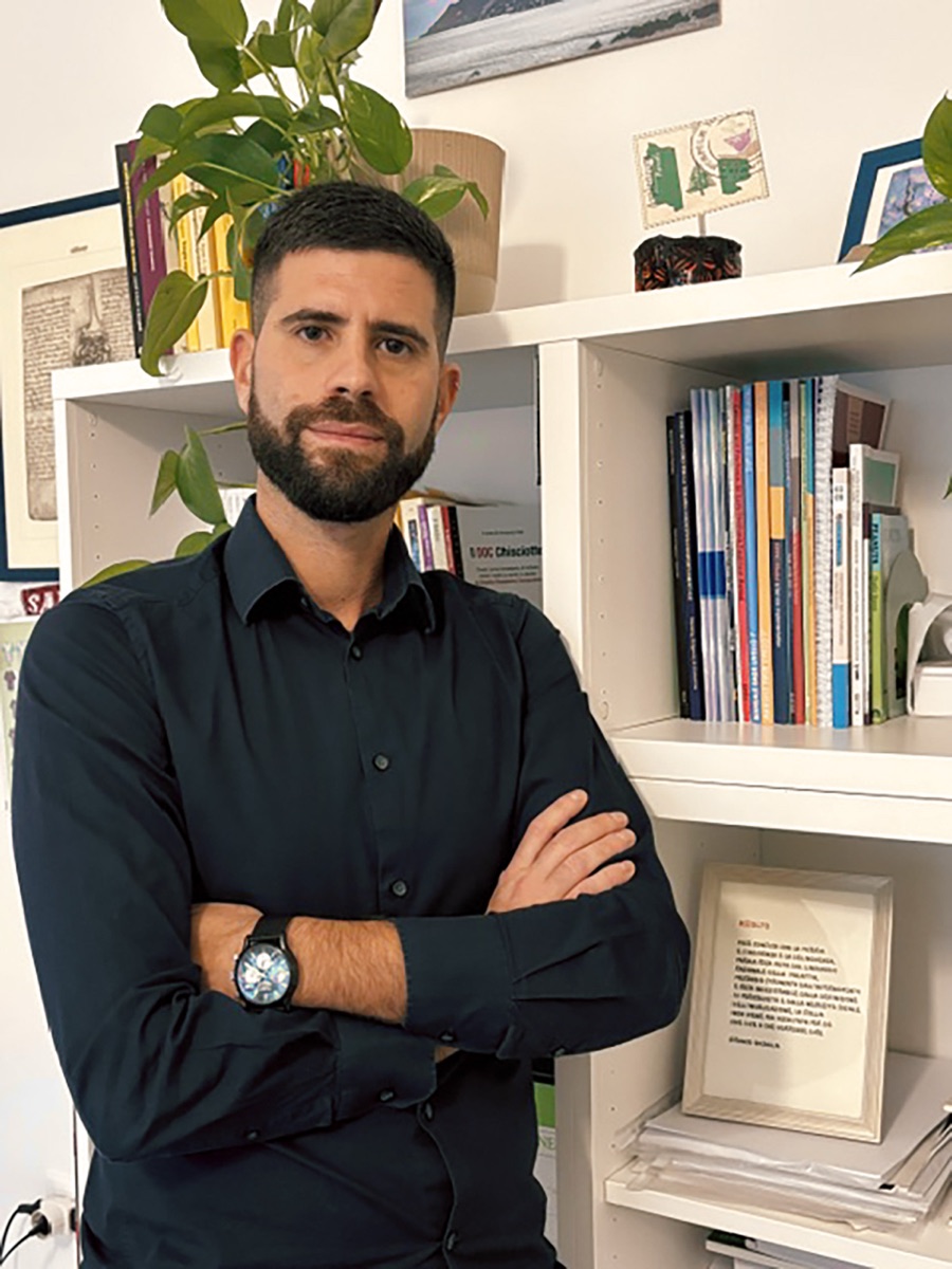 Il Dott. Antonio Cozzi nel suo studio